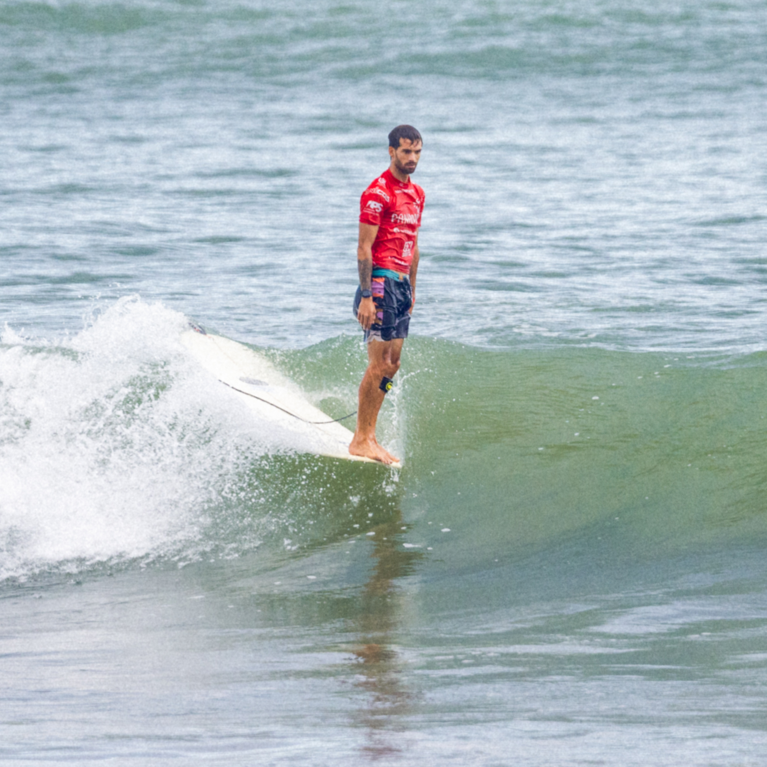 Surfiel Gil surfeando